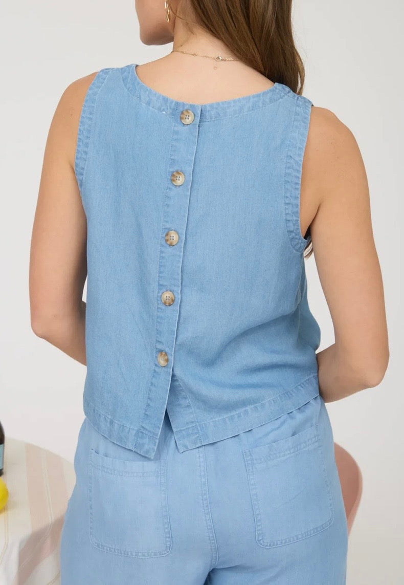 BACK BUTTON SLEEVELESS
CHAMBRAY TOP